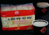 Glutine cinese delle tagliatelle di vermicelli del riso libero con insalata di verdure