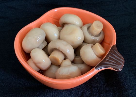Interi funghi di bottone inscatolati cotti a vapore