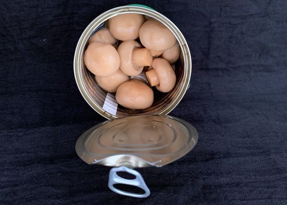 il raccolto 150g ha inscatolato gli interi funghi con il processo di conservazione della salamoia